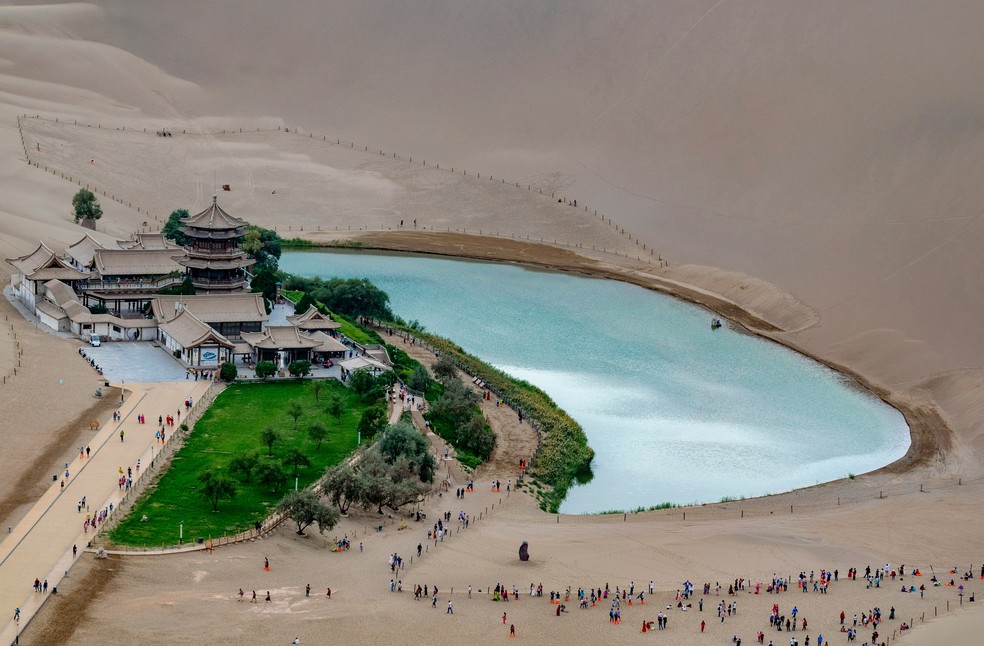 O oásis Yueyaquan (Crescent Moon Spring, como é mais conhecido internacionalmente) é uma fonte em meio ao deserto em Dunhuang, na China — Foto: Reprodução/Yu Wang/Unslpash