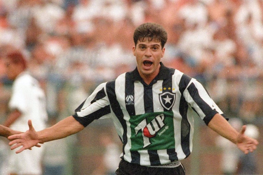 T&uacute;lio Maravilha, destaque do Botafogo em 1995, comemora seu gol na final contra o Santos