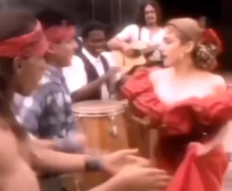 O percussionista brasileiro Paulinho da Costa em clipe da música "A bela ilha"de Madonna — Foto: Reprodução/Instagram