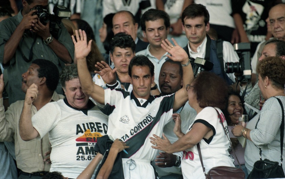 Apresentação do jogador Edmundo no Vasco — Foto: William de Moura / Agência O Globo