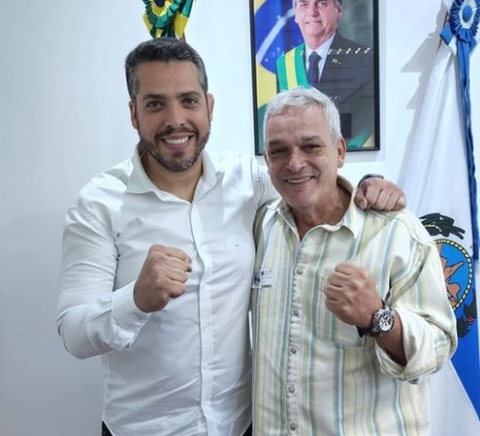Augusto Antonio dos Santos, o Gugu Quarenta (à direita), ao lado do deputado estadual Rodrigo Amorim (PTB) — Foto: Reprodução/Instagram