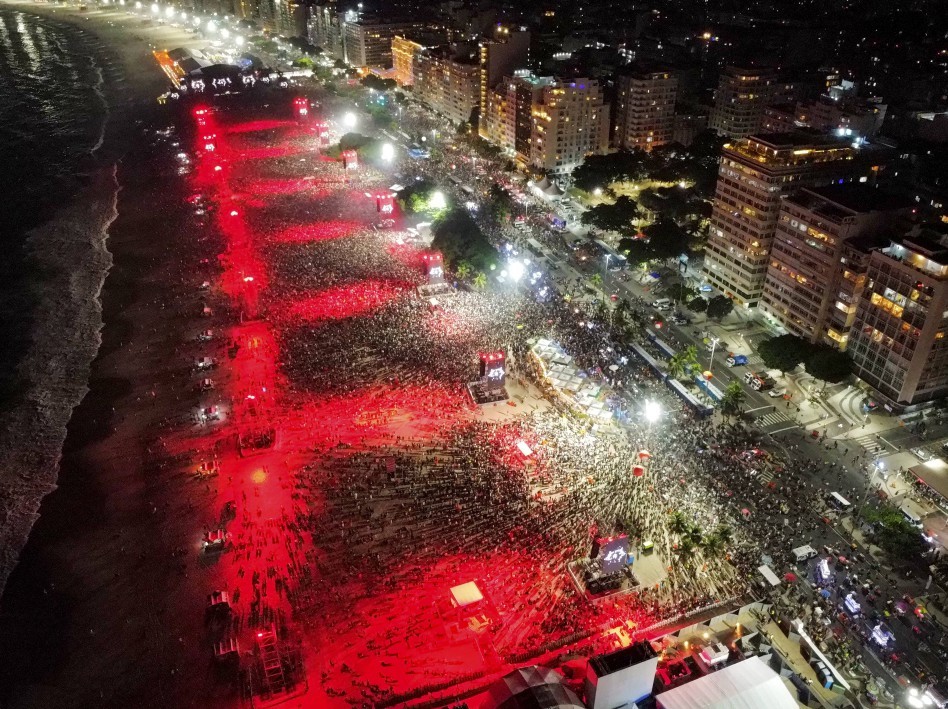 Copacabana lotada para ver Madonna: prefeitura quer repetir a dose no ano que vem — Foto: Custódio Coimbra