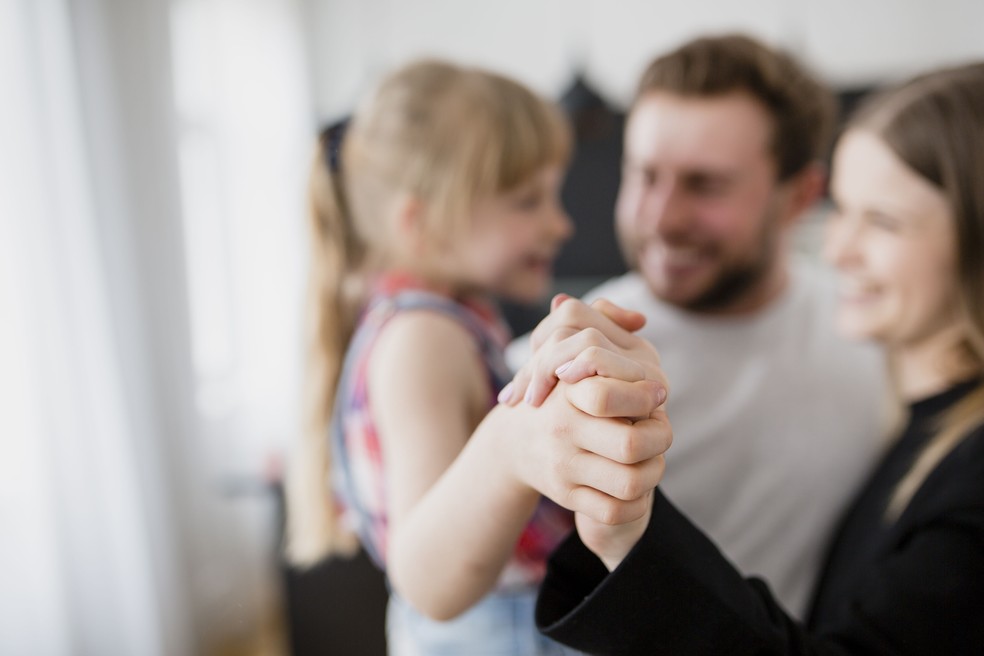 Illustration photo showing a couple with a child — Photo: Freepik