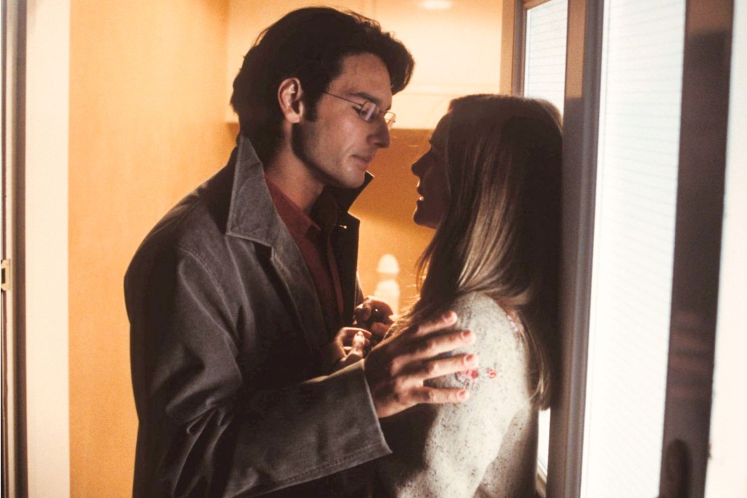 Rodrigo Santoro e Laura Linney em cena de "Simplesmente amor" (2003) — Foto: Divulgação