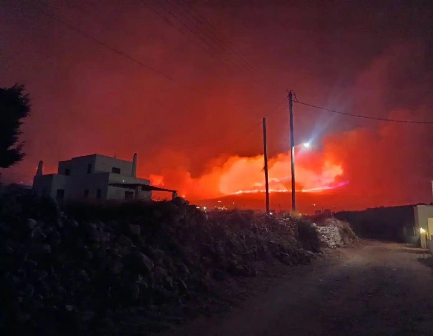 Incêndio florestal fora de controle provoca evacuações e mobiliza reforços na ilha grega de Paros