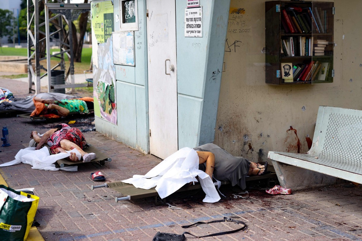 Civis mortos estão cobertos na cidade de Sderot, no sul do país – Oren ZIV / AFP