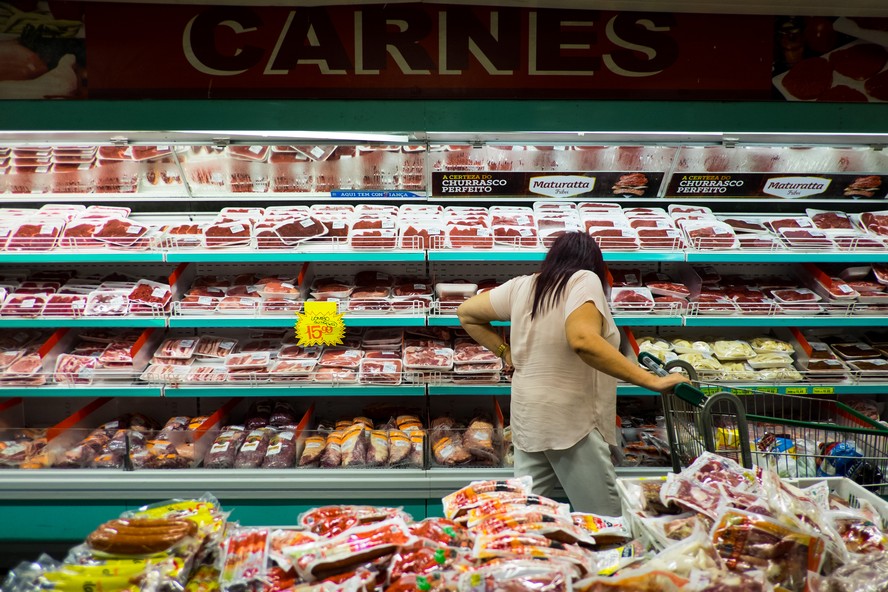 Balcão de carnes em supermercado de São Paulo