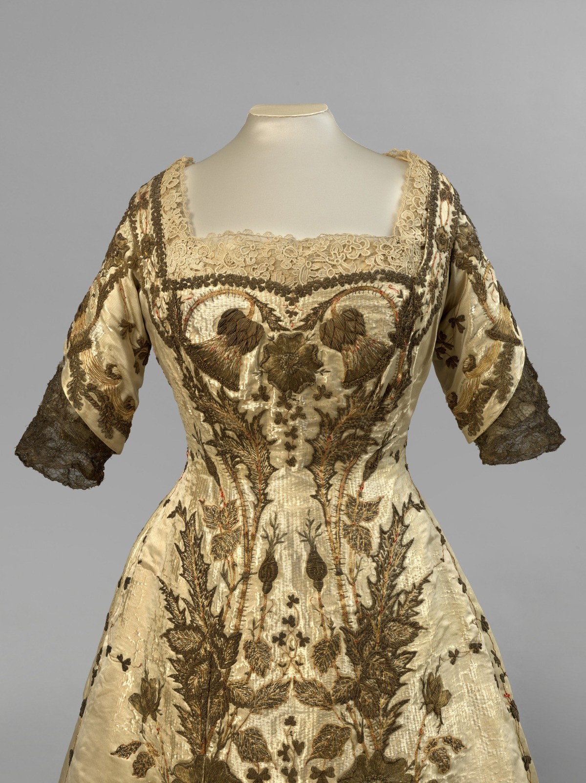 Vestido de coroação da Rainha Mary é um dos itens da nova exposição em Londres — Foto: Divulgação