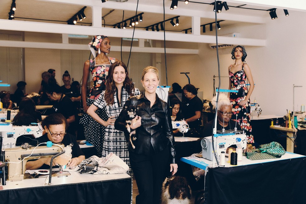 At the factory, Patricia Viera with the team of seamstresses, her daughter Andrea Viera Viera Baptista and models — Photo: Marcus Sabah