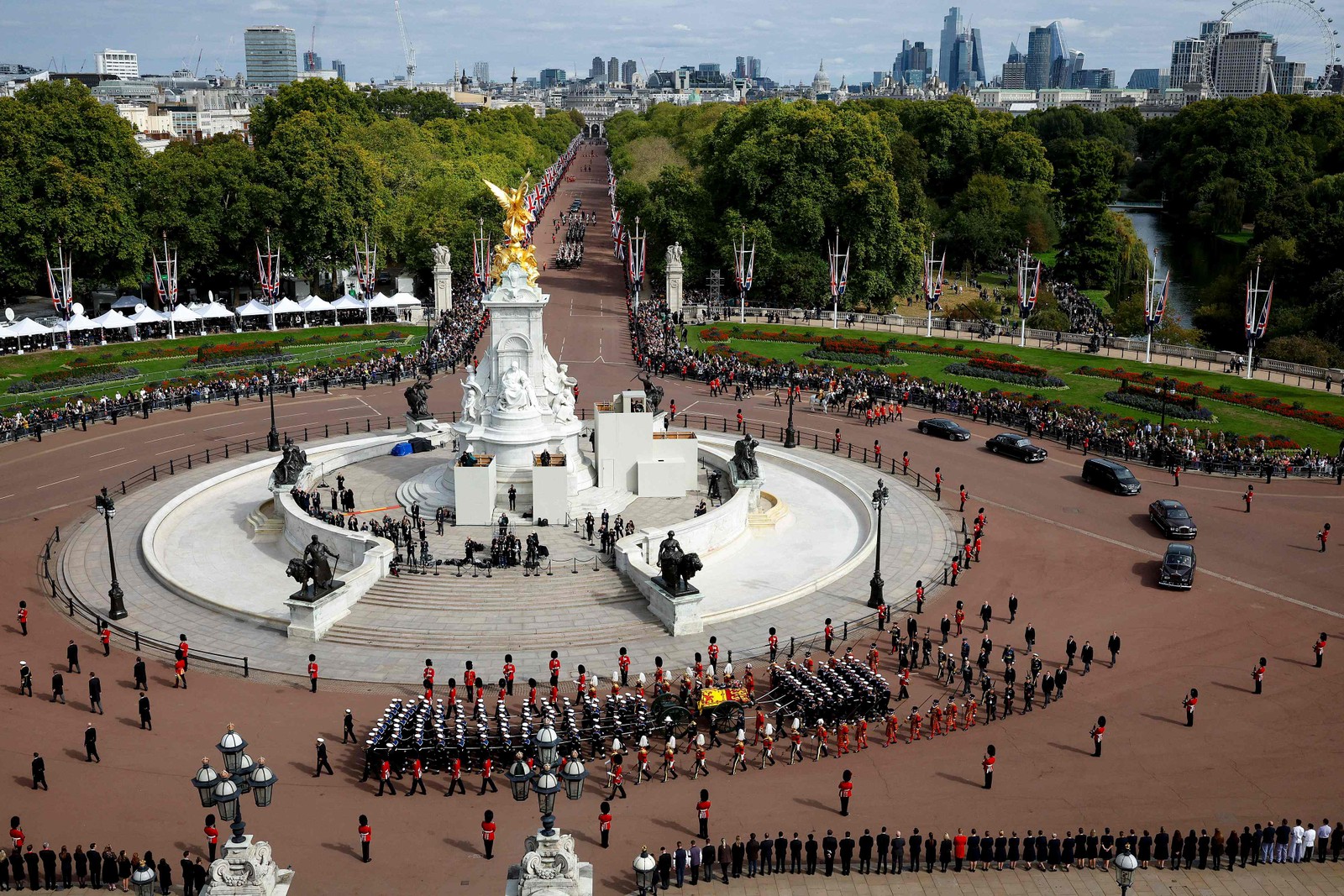 Cortejo fúnebre da Rainha Elizabeth II passa ao redor do Memorial da Rainha Vitória  — Foto: Chip Somodevilla / POOL / AFP