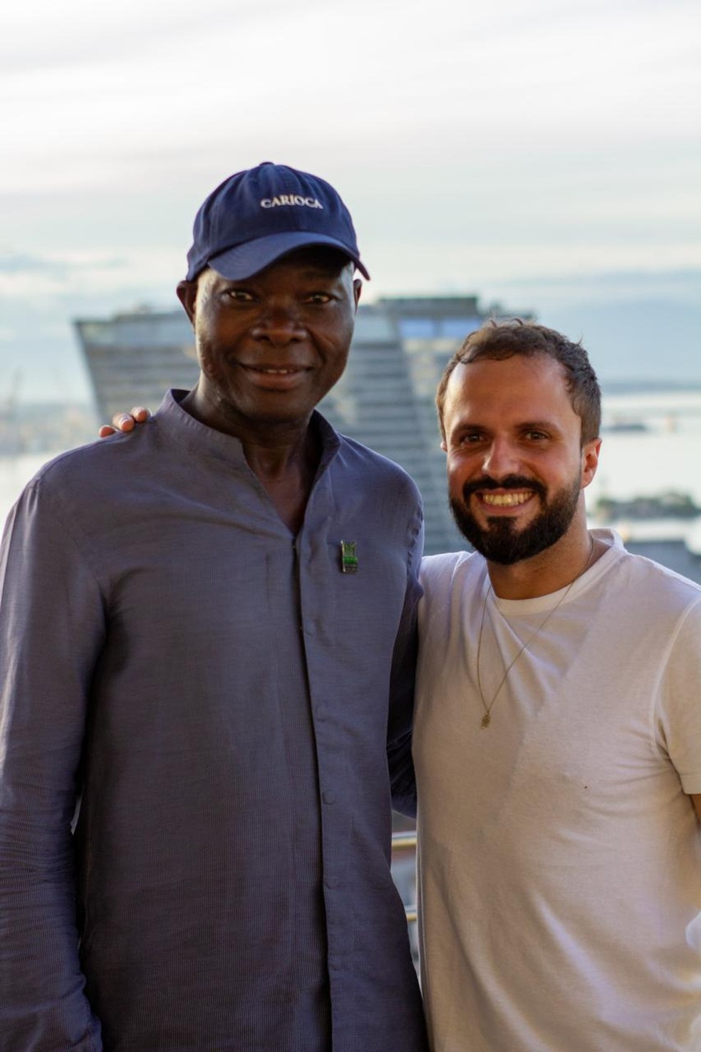 Fernando Pereira, criador do Instituto Arquitetos de Favela com o premiado Francis Kéré, durante visita do arquiteto ao Rio, em maio de 2025 — Foto: Divulgação/Instituto Arquitetos de Favela