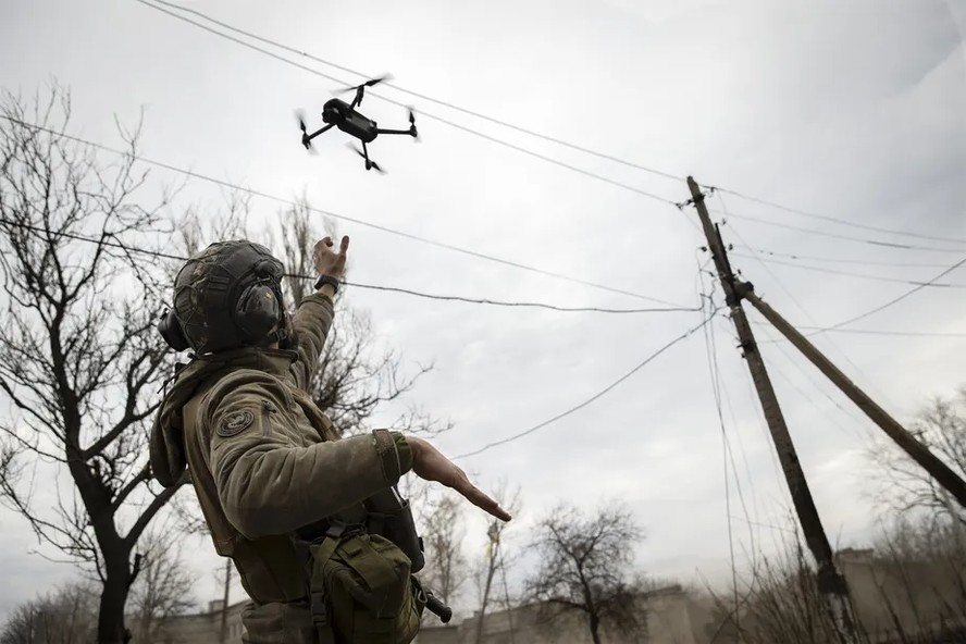 Soldado ucraniano controla drone em Donetsk, no Leste da Ucrânia