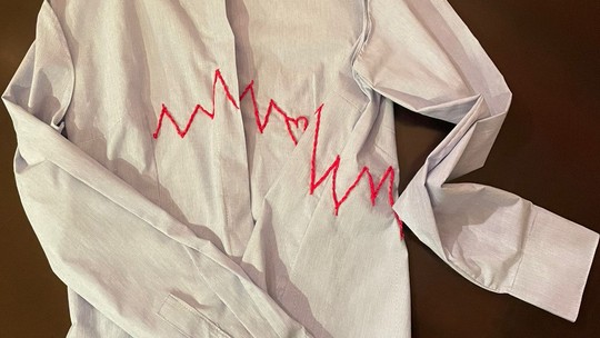 Bate coração: estilista lança camisa bordada para o Dia dos Namorados 