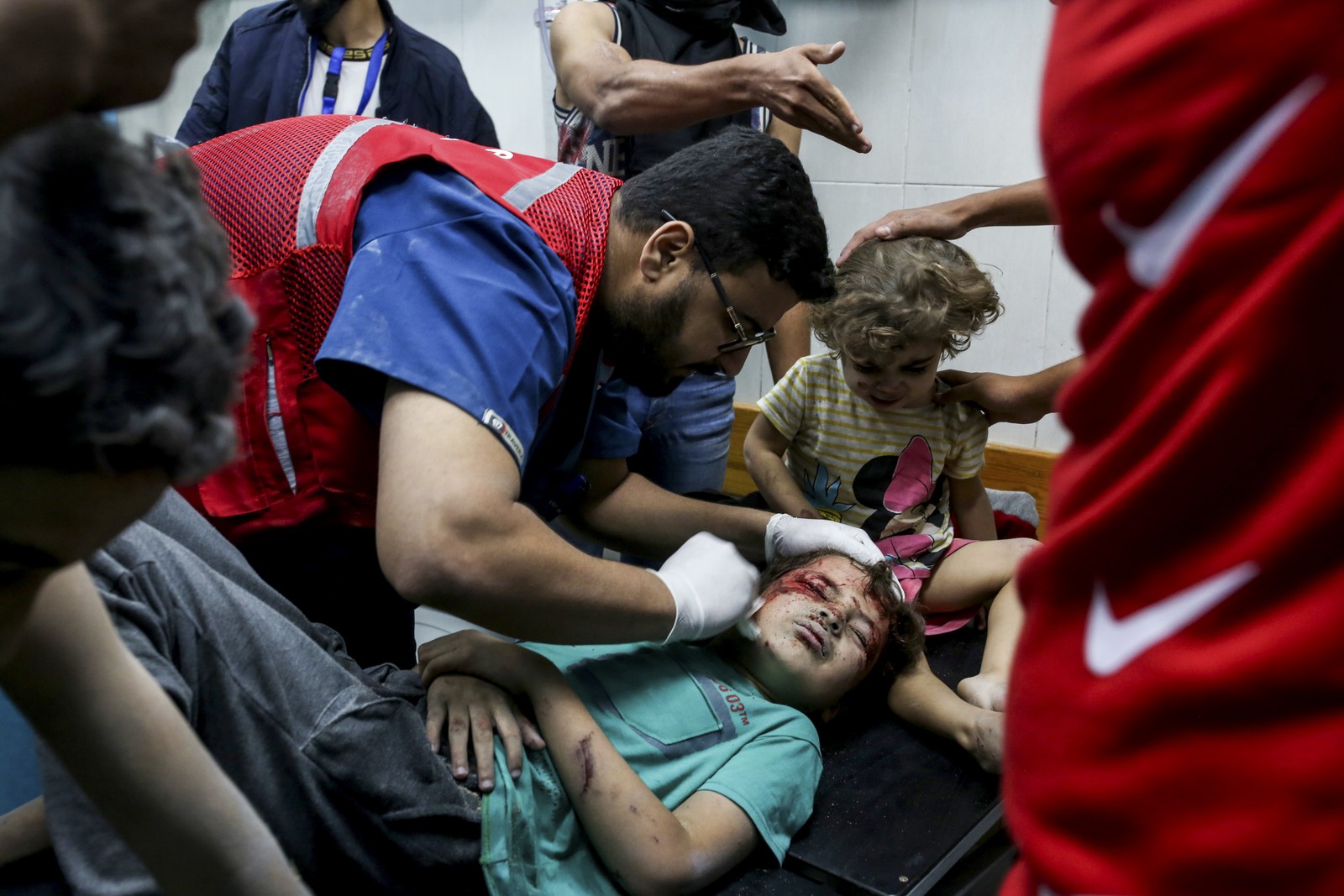 Crianças feridas são tratadas no Hospital Médico Nasser após um bombardeio israelense em uma casa em Khan Younis, no sul da Faixa de Gaza — Foto: Samar Abu Elouf/The New York Times