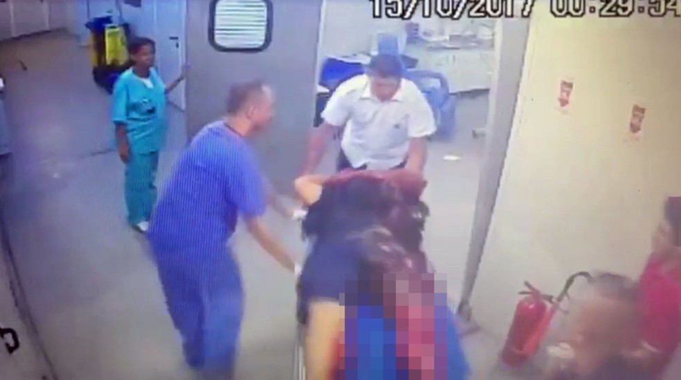 Imagens de câmeras de segurança da UPA mostram momento em que Renan Henrique Barbosa Campos, o RN, foi resgatado, em 2017 — Foto: Reprodução