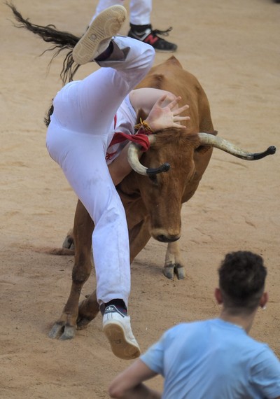 Corredores em encierro corrida de touros em pamplona espanha corrida de  touros em pamplona festival tradicional de san fermin onde os participantes  correm à frente dos touros pelas ruas até a praça