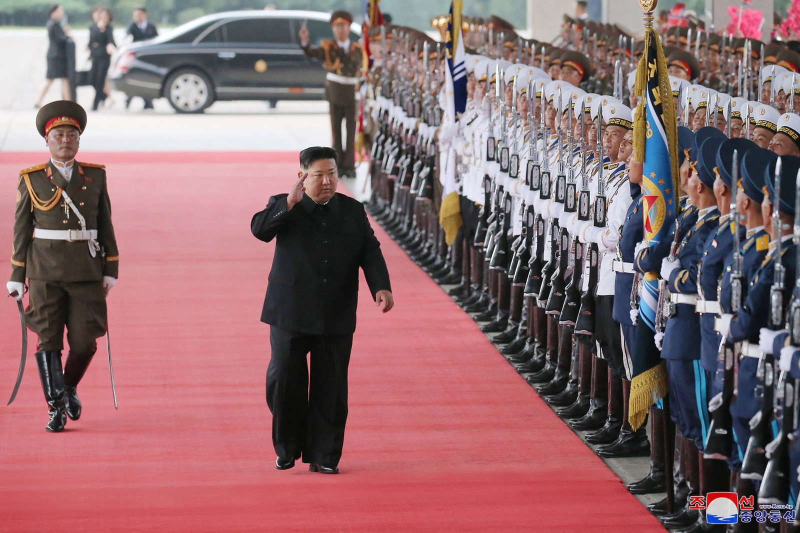 O líder da Coreia do Norte, Kim Jong Un (C), recebendo uma despedida ao partir de trem de Pyongyang para uma visita à Rússia. — Foto: AFP PHOTO/KCNA VIA KNS