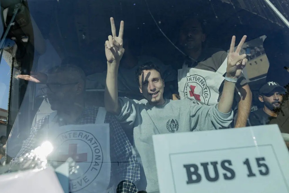 Um ônibus da Cruz Vermelha transportando ex-prisioneiros para o Hospital Nasser — Foto: Saher Alghorra/New York Times
