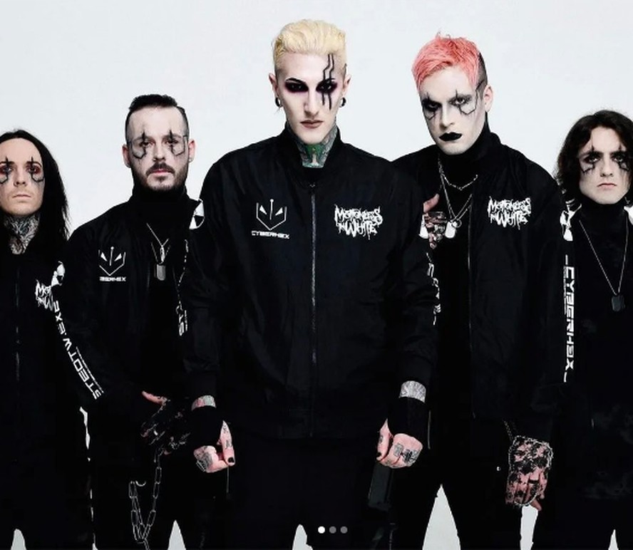 Motionless In White tem membros da banda e equipe com 