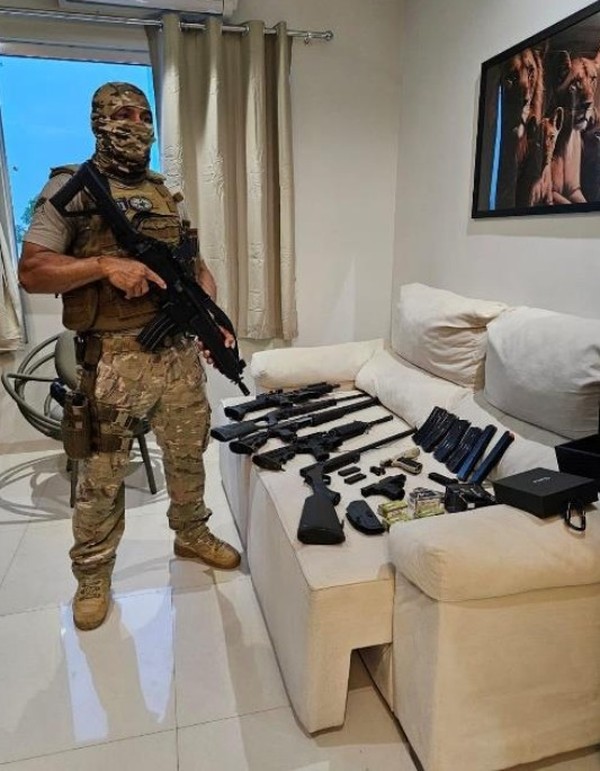 Armas foram apreendidas com empresário Lidivan Reis, suspeito de envolvimento no tráfico — Foto: Reprodução