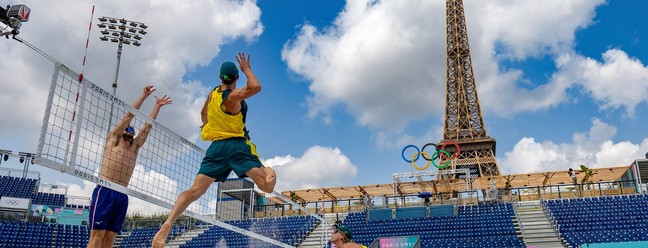 Noruegueses e australianos participam de uma sessão de treinos antes da abertura dos Jogos Olímpicos de Paris 2024 no Estádio da Torre Eiffel — Foto: Odd ANDERSEN / AFP