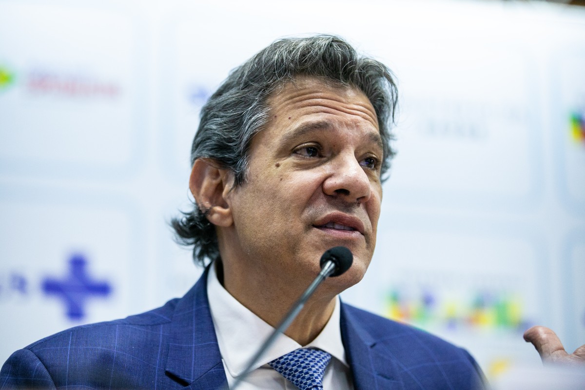 Haddad Alerta: Carga Tributária Brasileira é 'Absurda' e Exige Cortes Urgentes em Todos os Poderes