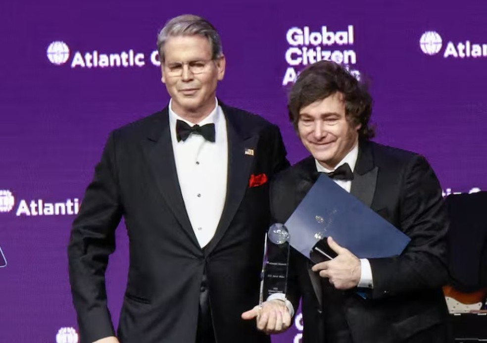 O presidente argentino, Javier Milei, recebe o Prêmio Global do Conselho Atlântico das mãos do secretário do Tesouro dos EUA, Scott Bessent, durante cerimônia de gala em Nova York. — Foto: Kena Betancur/AFP