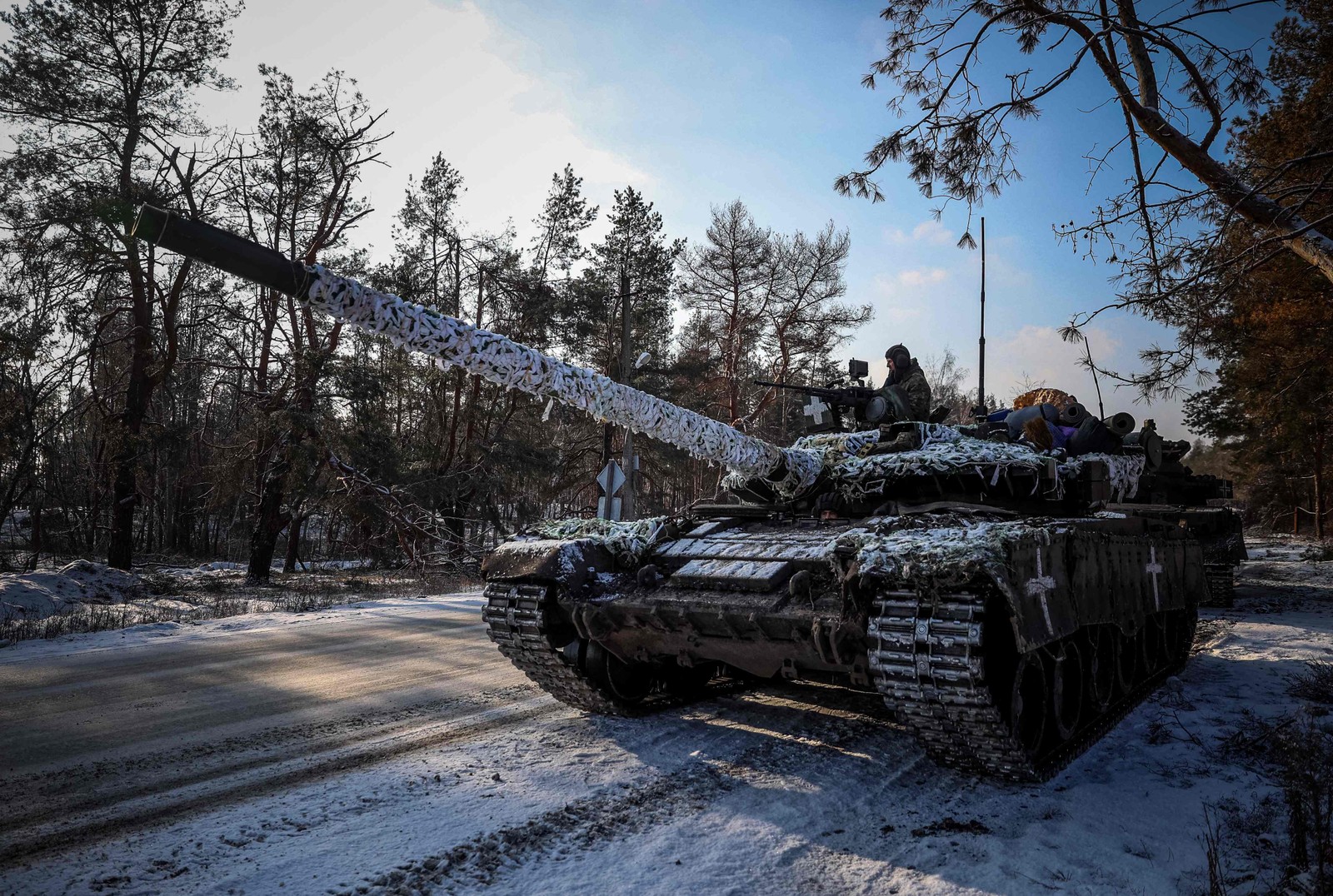 Soldados ucranianos preparam tanque para operação na região de Donetsk em meio à invasão militar da Rússia na Ucrânia — Foto: Anatolii Stepanov/AFP