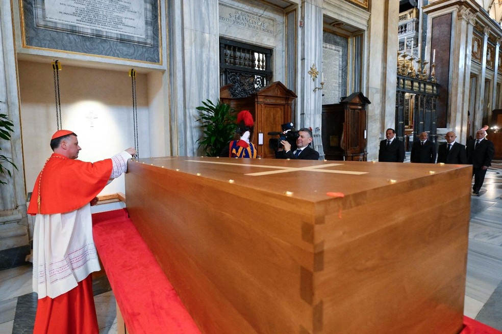Vaticano divulga foto de cerimônia restrita de sepultamento do Papa Francisco — Foto: Vatican Media / AFP