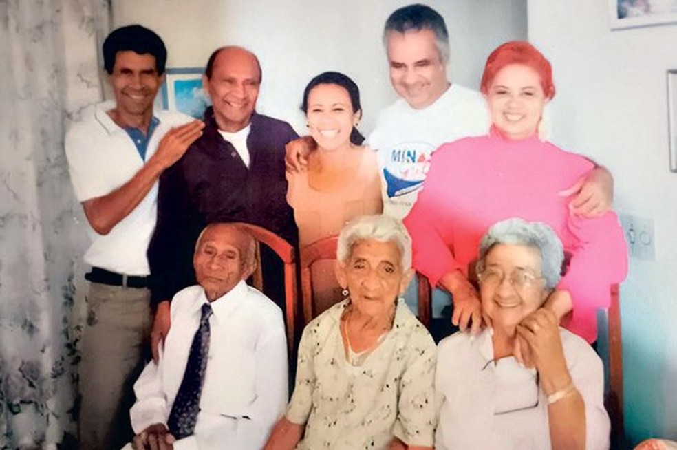 Incio Oliveira aos 67 anos, ao reencontrar os pais, Moreno e Durvinha, e os cinco irmos em Mina  Foto: Acervo pessoal