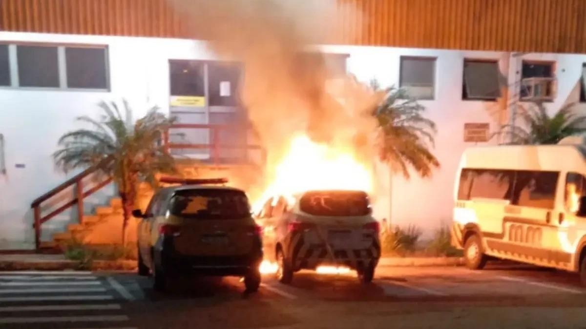 Incêndio destrói duas viaturas da Secretaria de Trânsito de Goiânia durante a madrugada