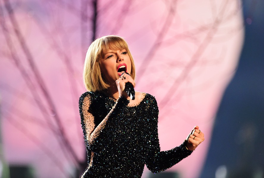 Taylor Swift cantando na cerimônia do Grammy em 2016