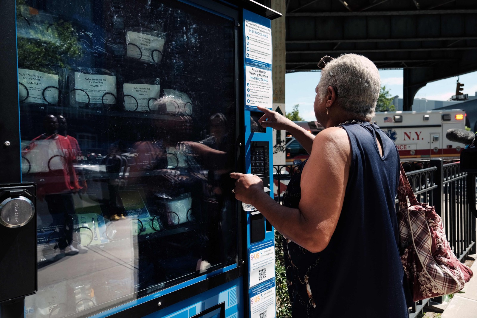 Nova máquina de venda automática no Brooklyn distribuirá tiras de teste de fentanil, naloxona, kits de higiene, absorventes, vitamina C e testes de COVID-19 gratuitos — Foto: Spencer Platt / Getty Images via AFP