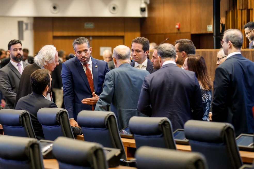 Far from the microphone. Movement during a session in Alerj one day after the arrest of the Speaker of the House: more tense and important conversations, around the fate of Bacellar and other parliamentarians, are taking place behind the scenes — Photo: Gabriel de Paiva