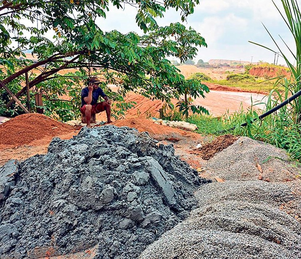 Sobras de min&eacute;rio que s&atilde;o despejadas nos rios, cujas &aacute;guas, com alta contamina&ccedil;&atilde;o, ganham cor de ferrugem &mdash; Foto: Daniel Biasetto