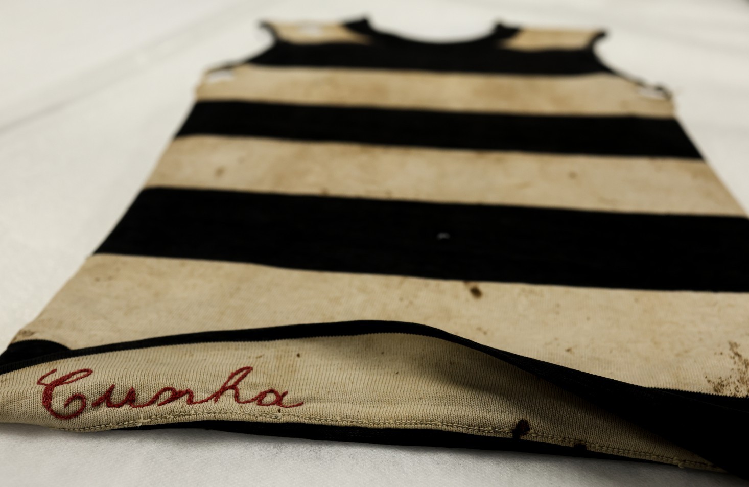 Camisa do século XIX de José Agostinho Pereira da Cunha, o Cunha do remo. Ele é considerado um dos " pais " do Flamengo. Foto de Gabriel de Paiva/ Agência O Globo