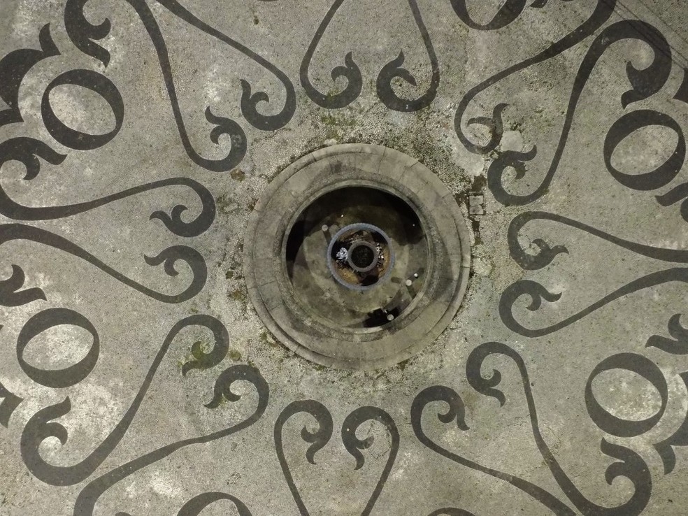 Obra francesa. Em ferro fundido, fonte da Praça Nicarágua está desligada — Foto: Custodio Coimbra