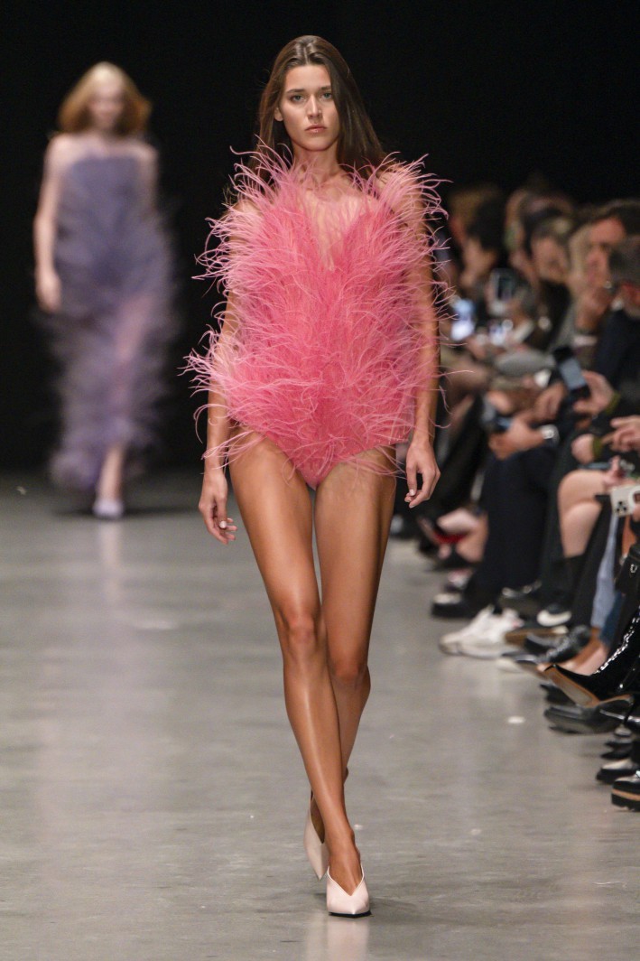 Plumas dominam coleções da temporada, conferem glam ao red carpet e ganham versão vegana