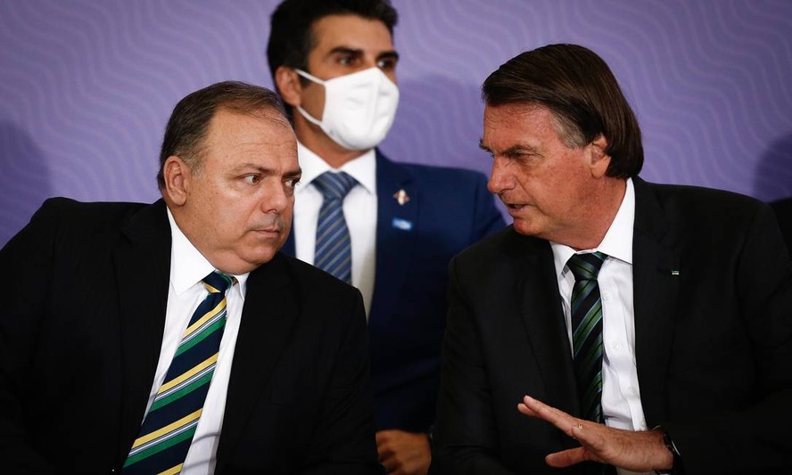 Eduardo Pazuello e o presidente Jair Bolsonaro: ex-ministro foi beneficiado por lei
