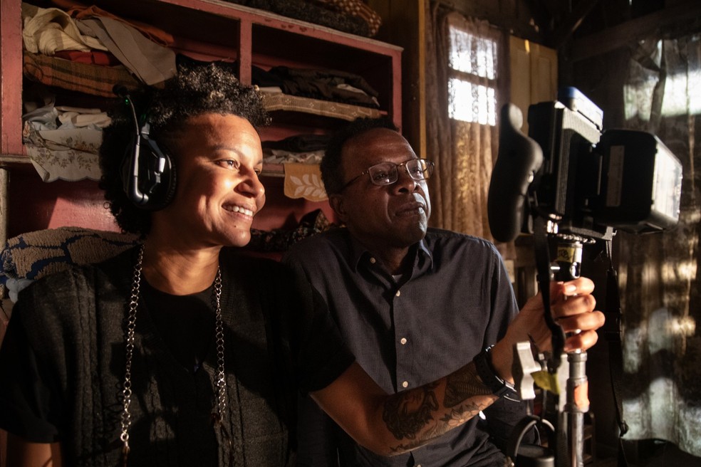 A diretora de fotografia Lílis Soares e o cineasta Jeferson De no set de “Carolina — Quarto de despejo” — Foto: Ana Branco/ Agência O GLOBO