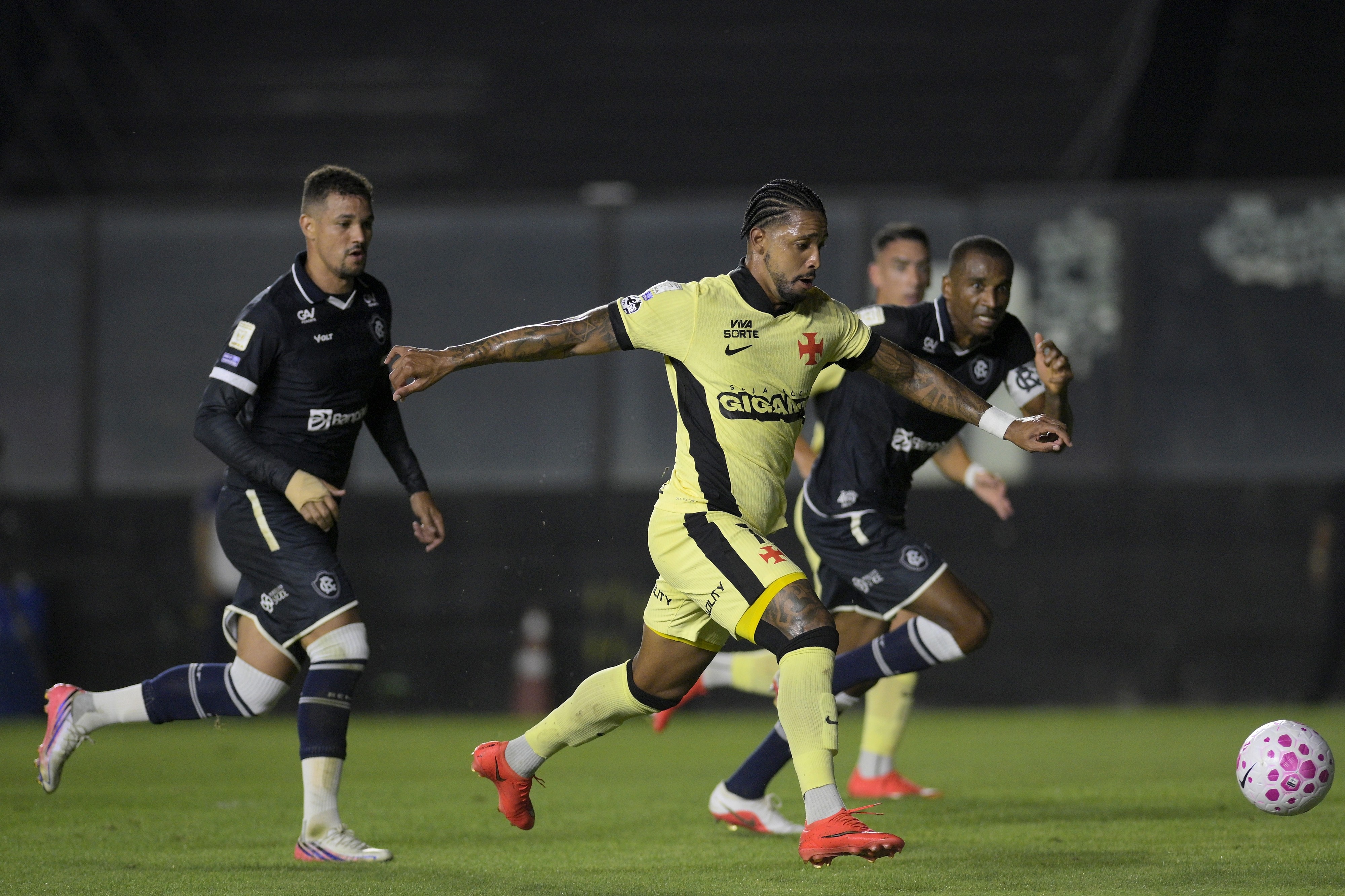 Vasco interrompe sequência positiva no Brasileiro e só empata com o Remo