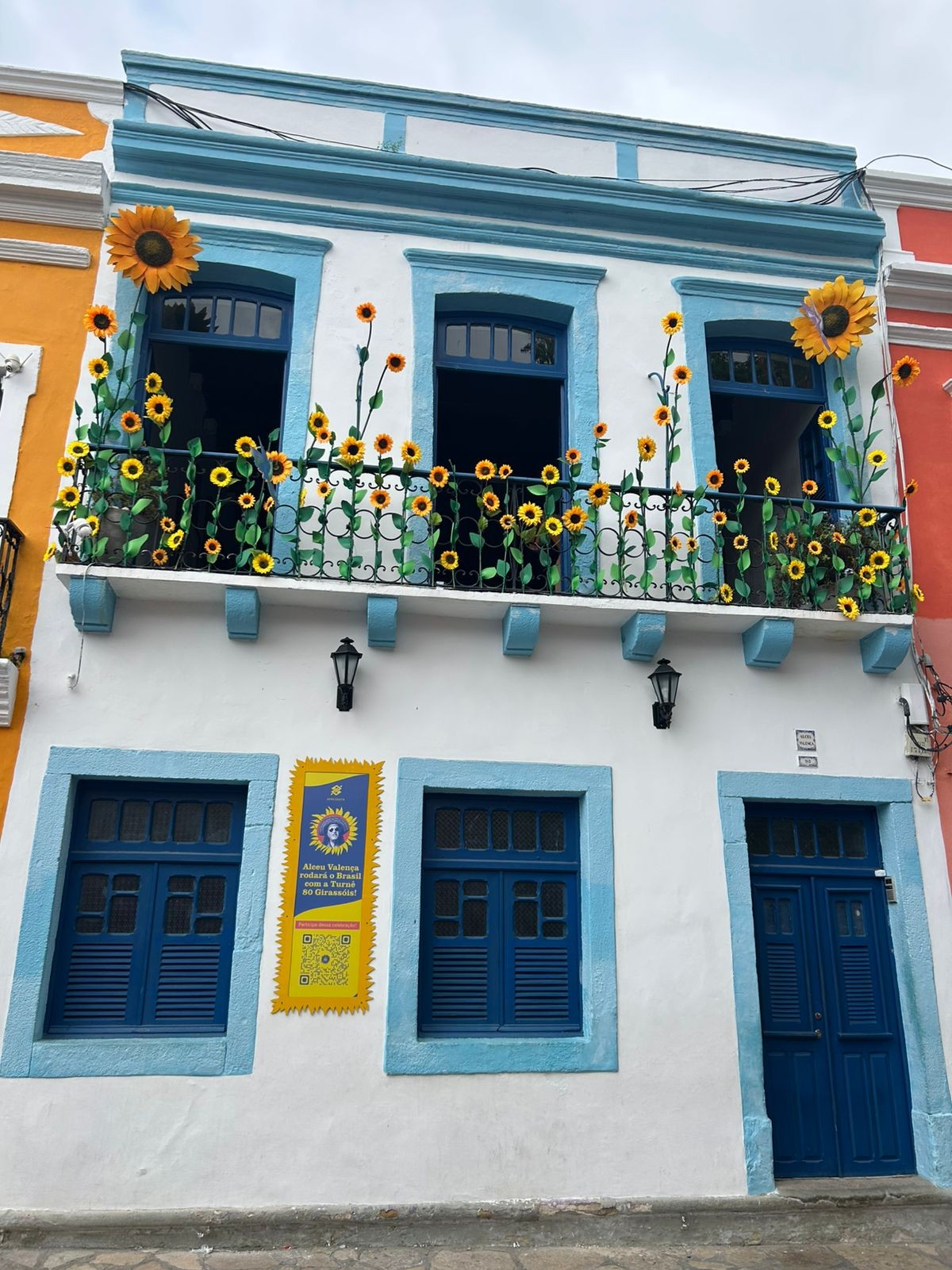 Casa de Alceu Valença, em Olinda, vira 'morada dos girassóis' para anunciar o carnaval e a turnê de 80 anos do artista
