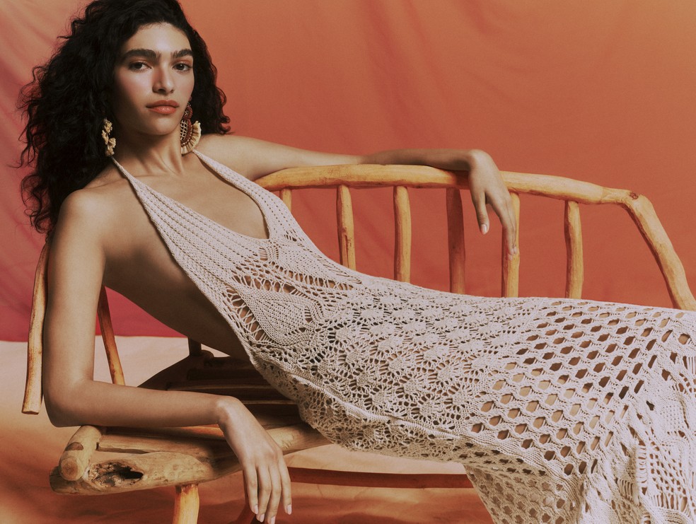 . O protagonismo fica por conta dos produtos em tricô, representando o crochê manual, símbolo do AMM — Foto: Divulgação