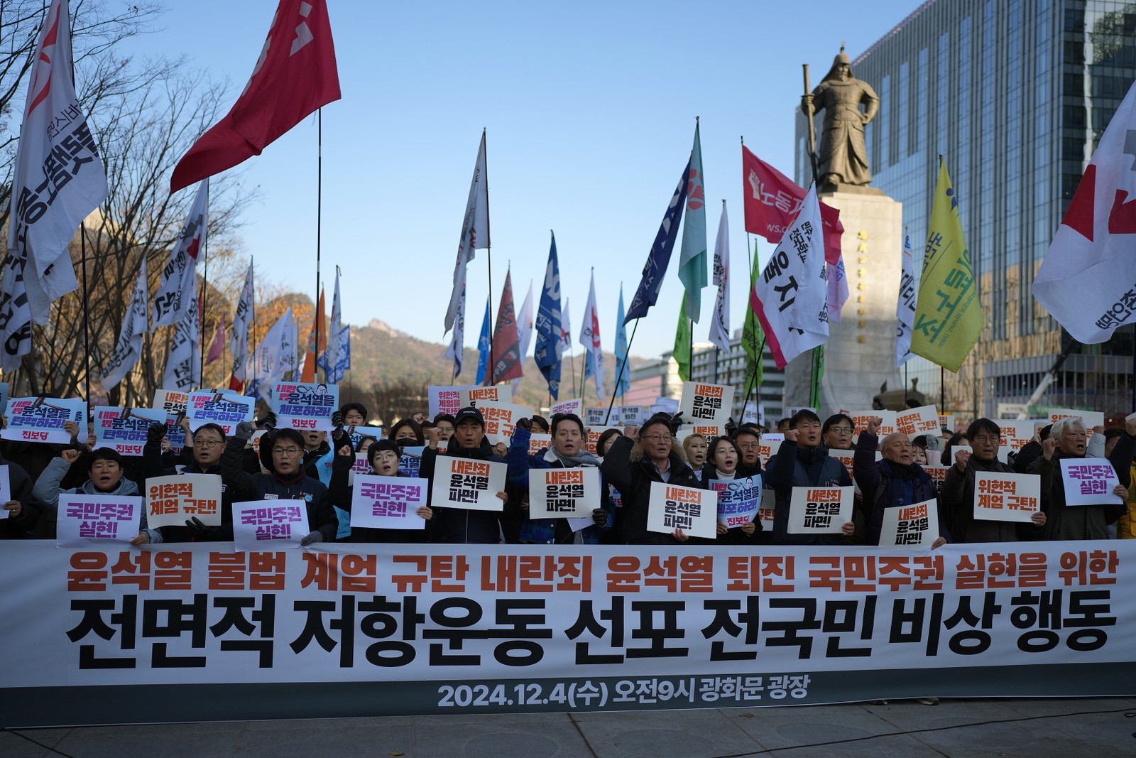 Manifestantes em Seul exigem a renúncia de Yoon Suk-yeol após sua breve imposição de lei marcial, que gerou protestos em massa nas ruas — Foto: Chang W. Lee/The New York Times