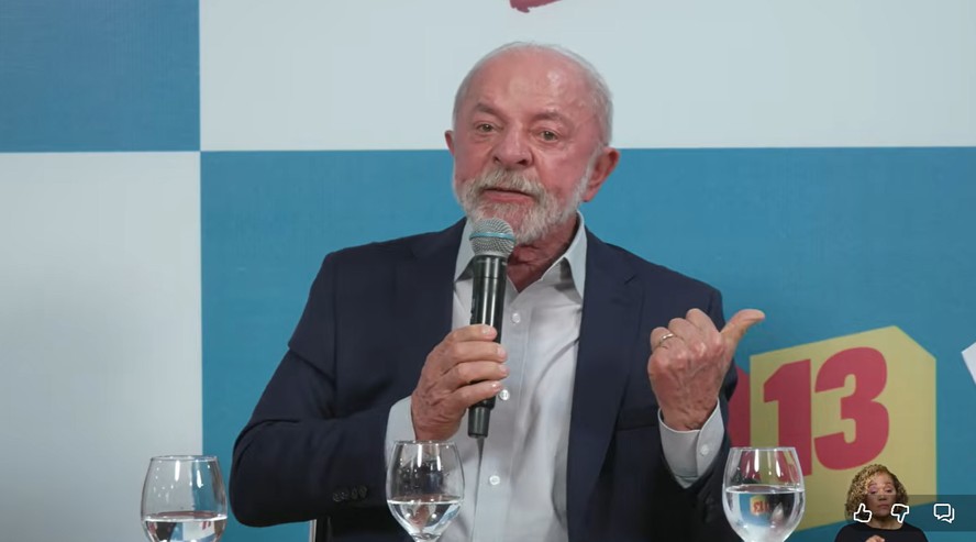 Lula realizou live no final deste domingo (13)