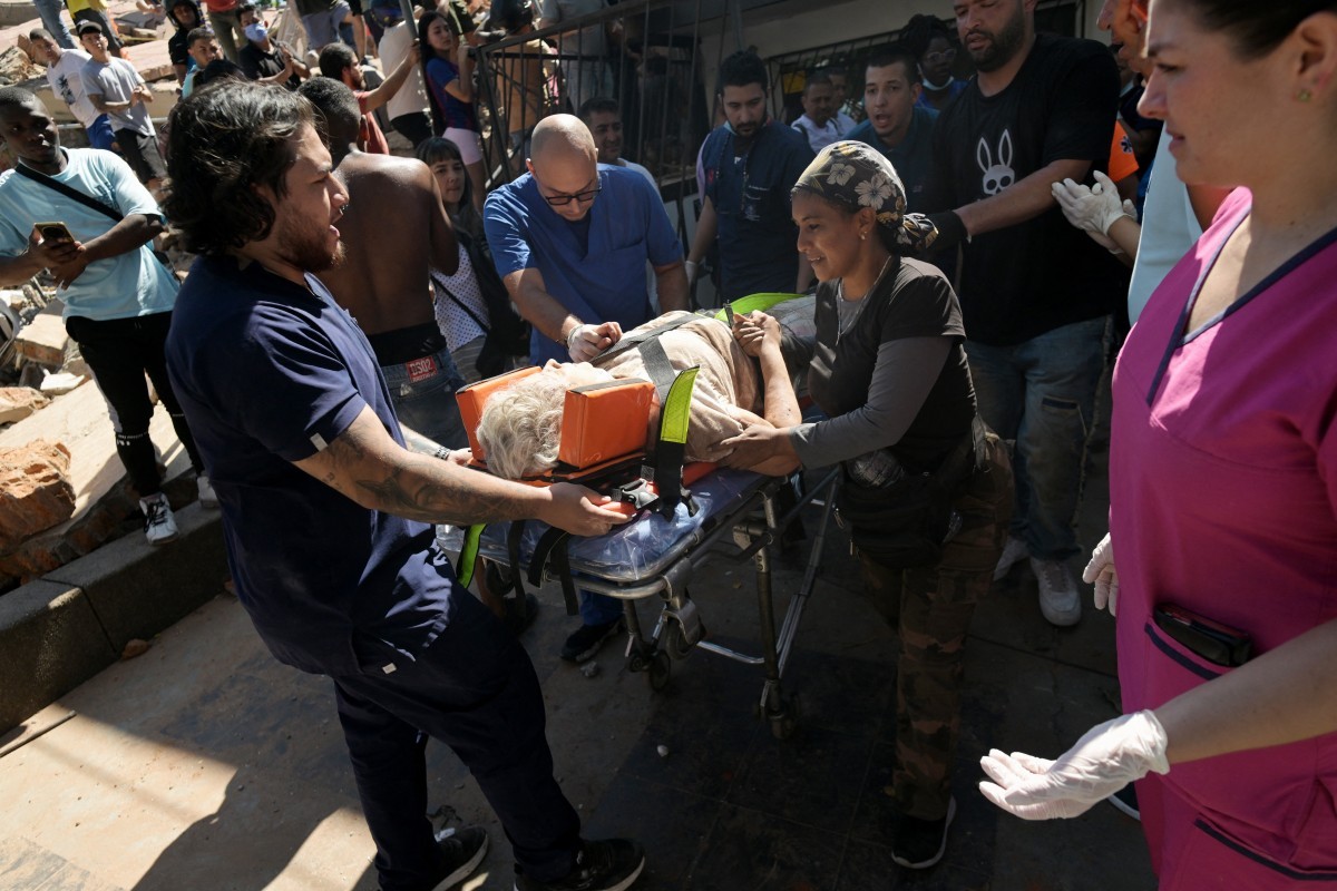 Mulher é resgatada de um prédio em Cali, após terremotos na Colômbia — Foto: JOAQUIN SARMIENTO/AFP