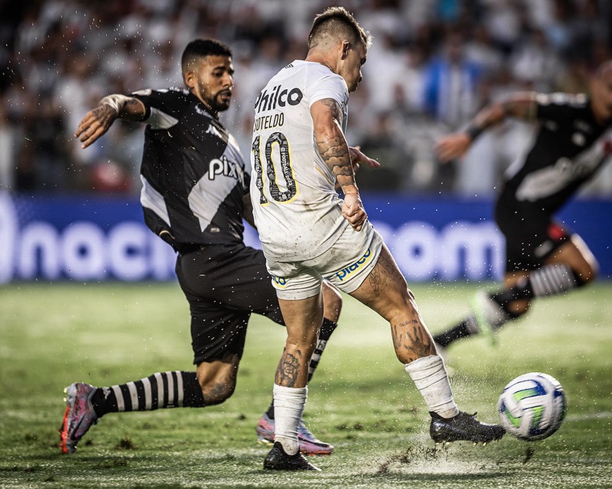 Paulinho na marcação a Soteldo na derrota do Vasco para o Santos, na Vila Belmiro