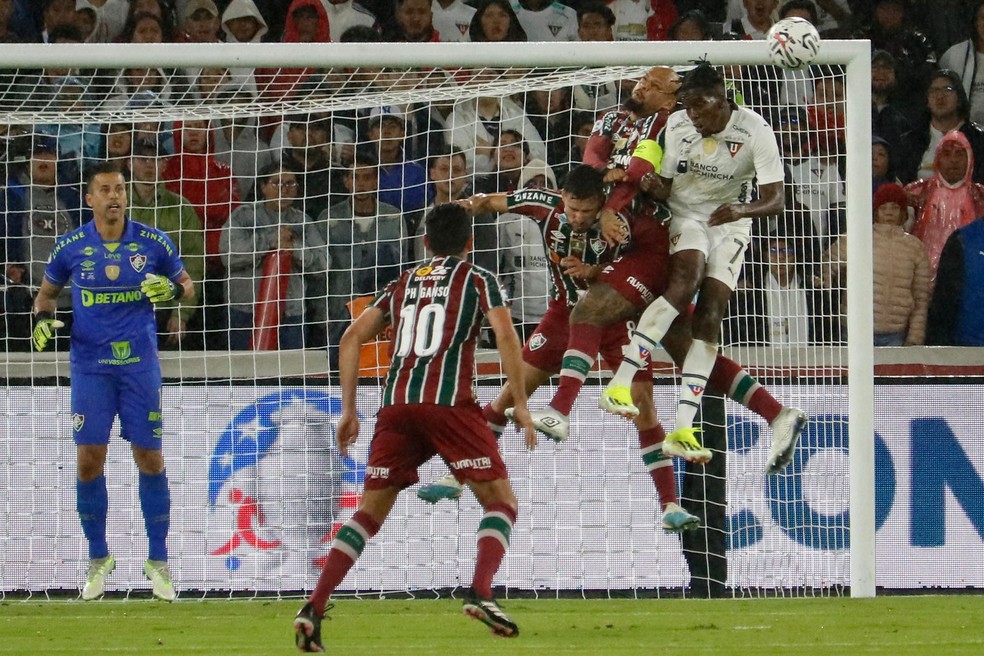 Felipe Melo e a defesa do Fluminense seguraram a LDU até os 46 do segundo tempo — Foto: Galo Paguay / AFP
