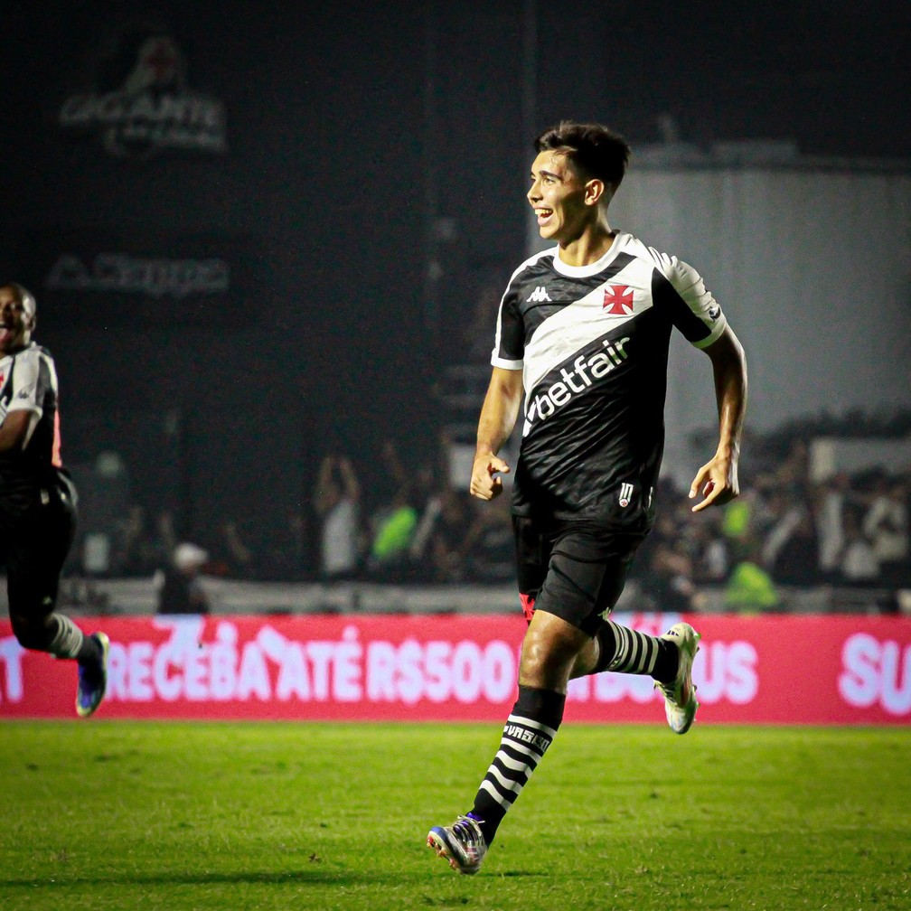 Sforza comemora o golaço de falta que marcou — Foto: Matheus Lima/Vasco