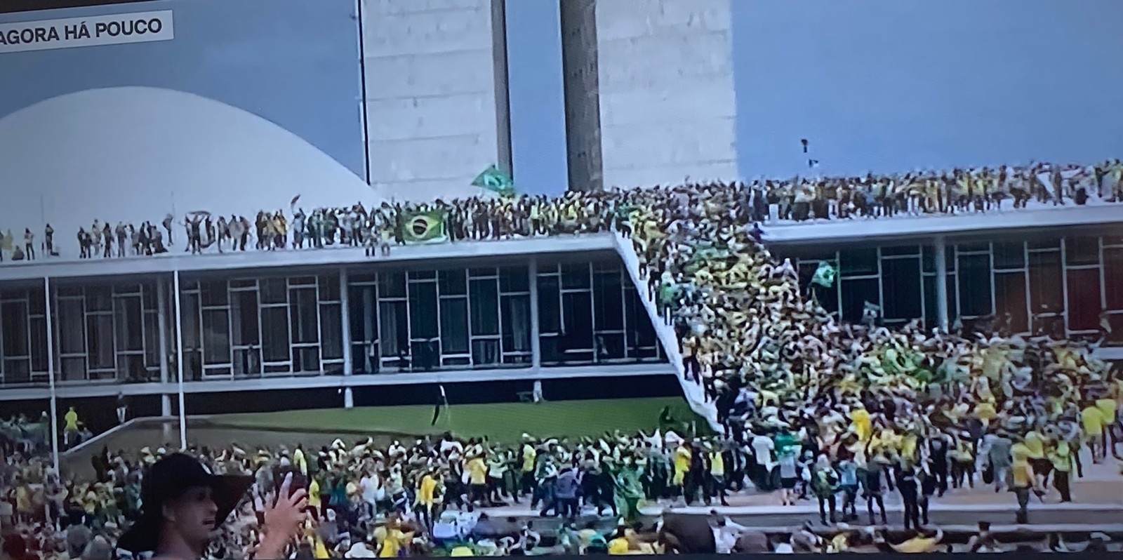 Apoiadores do presidente Jair Bolsonaro (PL) sobem a rampa do Congresso no começo da tarde deste domingo — Foto: Reprodução